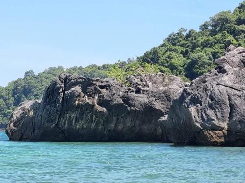 Une autre photo du fameux rocher baleine du capitaine William Kidd sur KO WUA TA LAP, en Thaïlande. (Photo JOSS de SAMUI INSOLITE, février 2022)