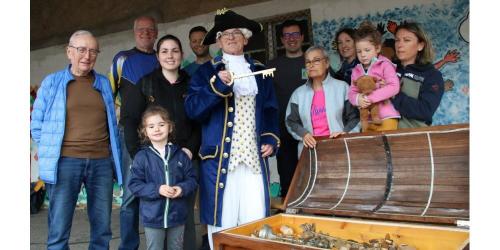 Le duc d'Enghien surveille son trésor lors de la marche, Marthille, 18 mai 2023. (Républicain-Lorrain) (Page 2)